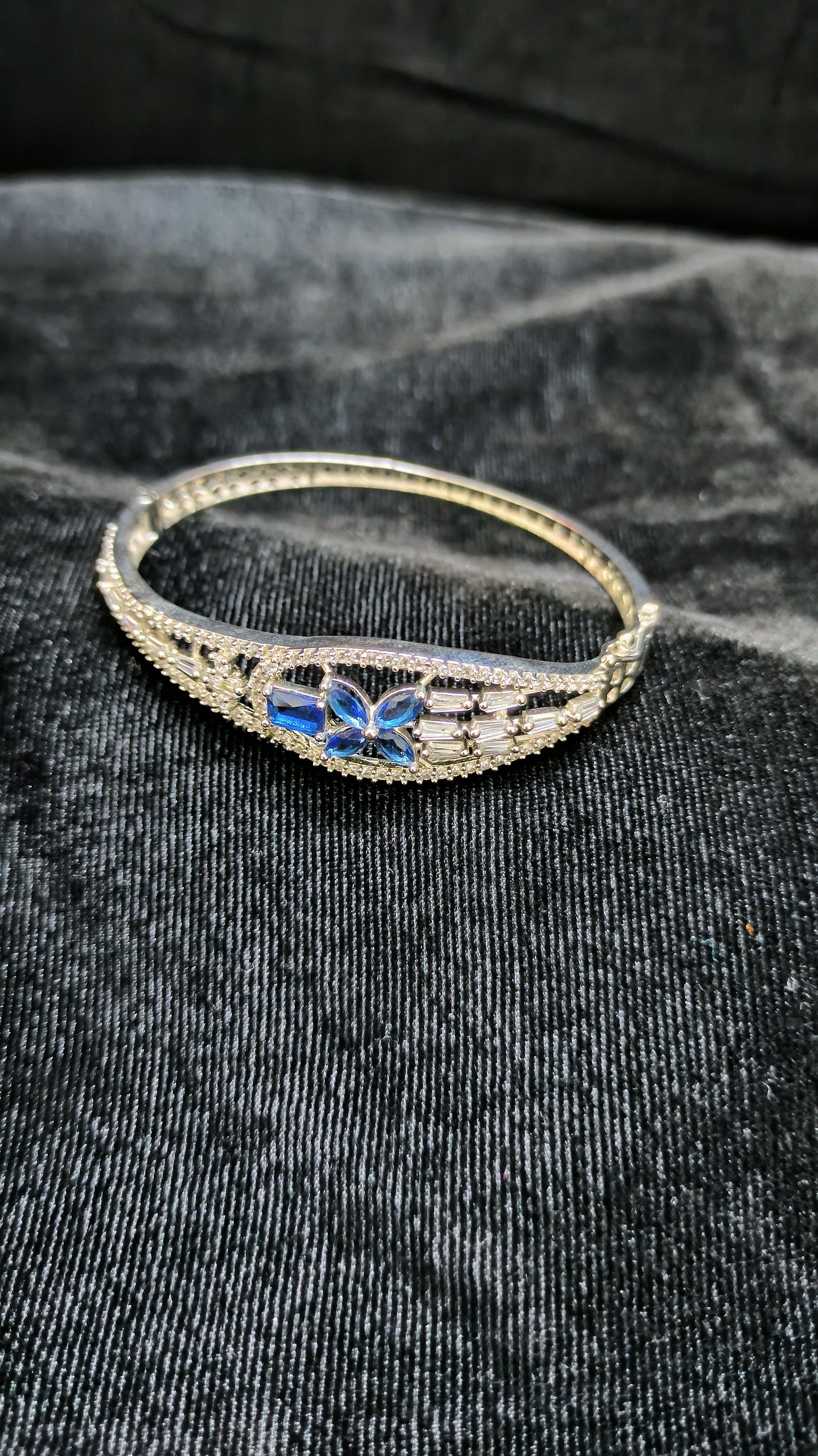 Graceful Bracelet with Blue Stone and Diamond Accents - Inspired Design for Timeless Elegance