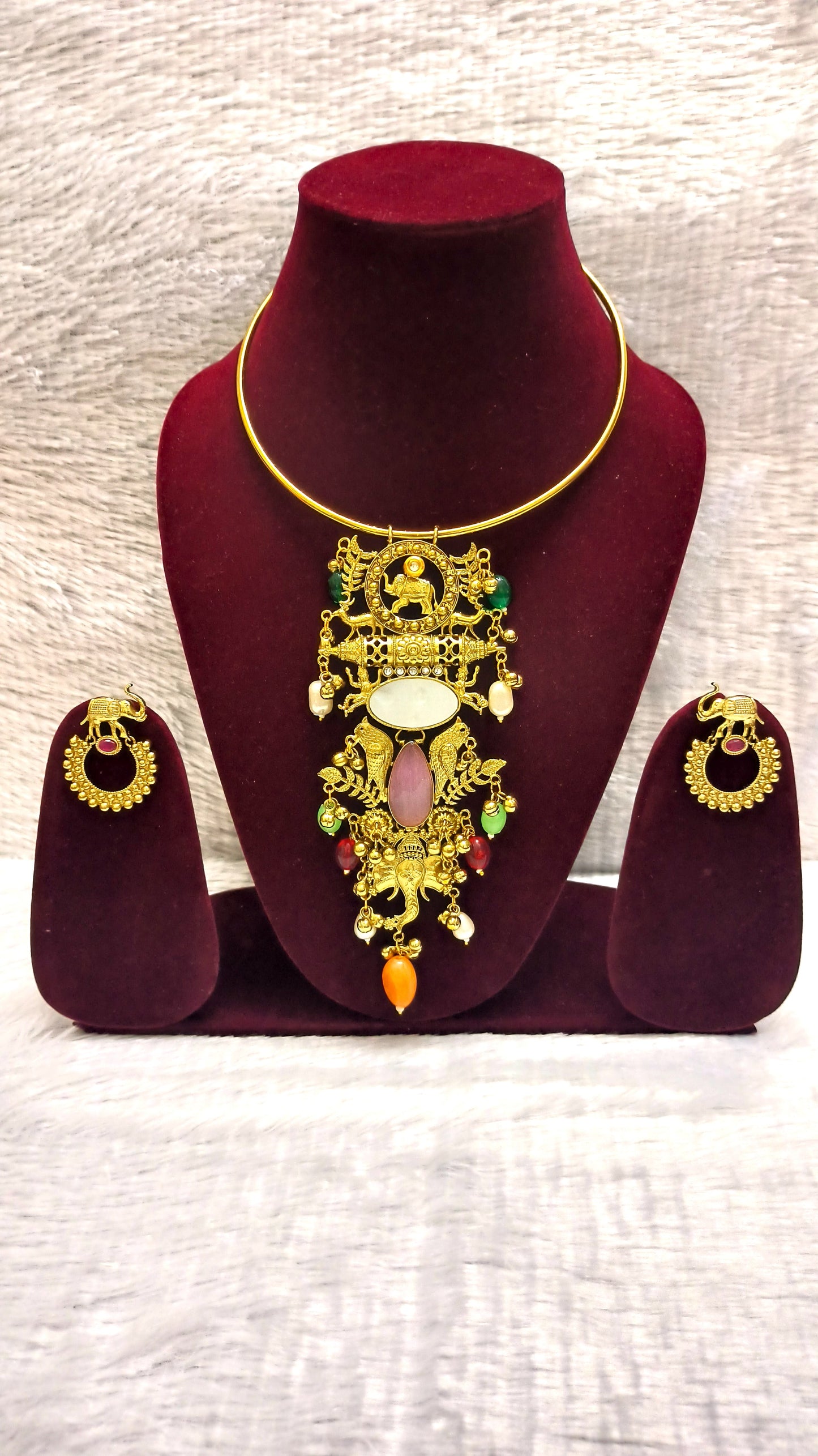 Stunning Hasli Set With Big Pendent Includes Monalisa and Mother of Pearl Stones