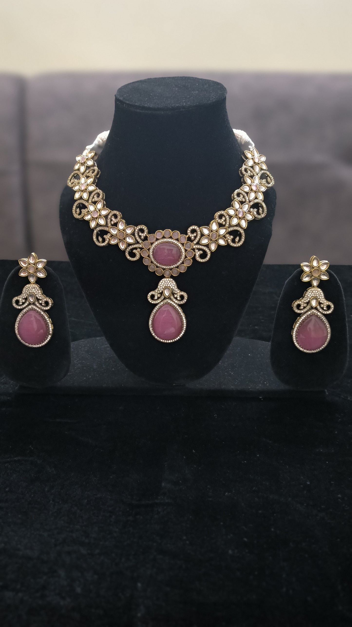 Amazing Tyaani Kundan Necklace Set