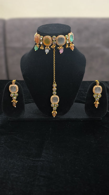 Kundan Choker set With Maag Tikka