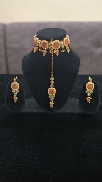 Kundan Choker set With Maag Tikka