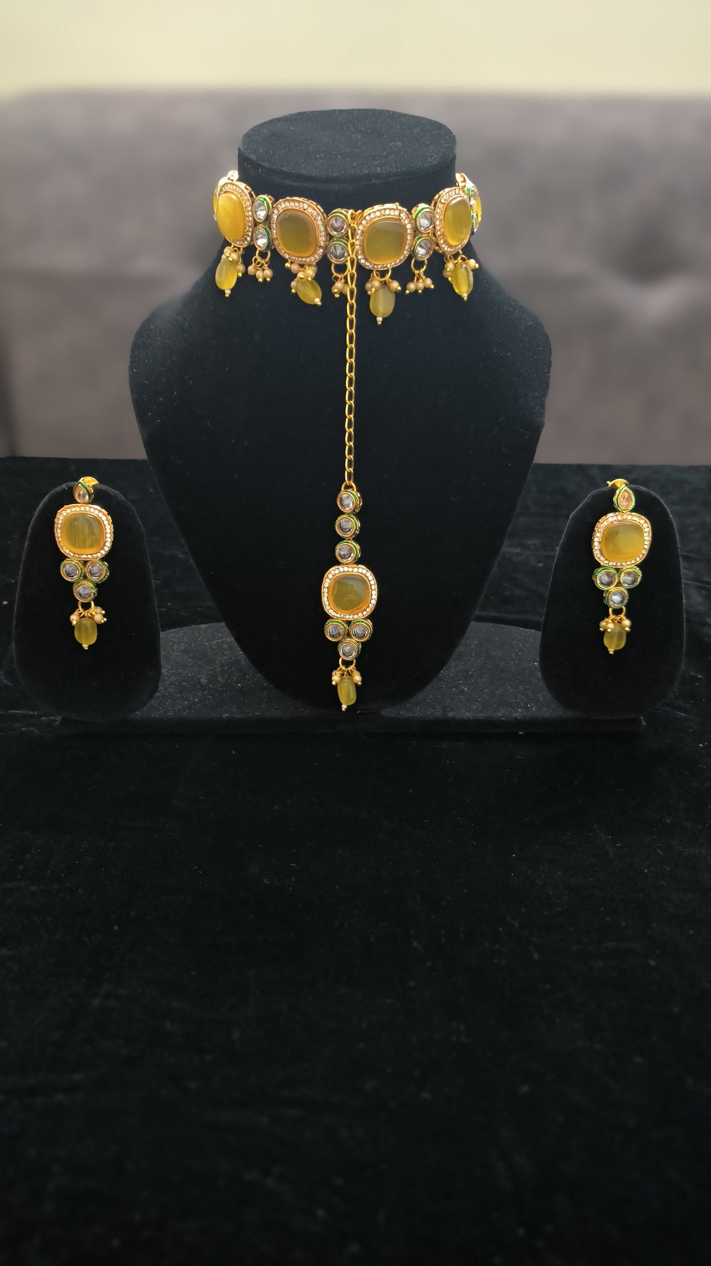 Kundan Choker set With Maag Tikka