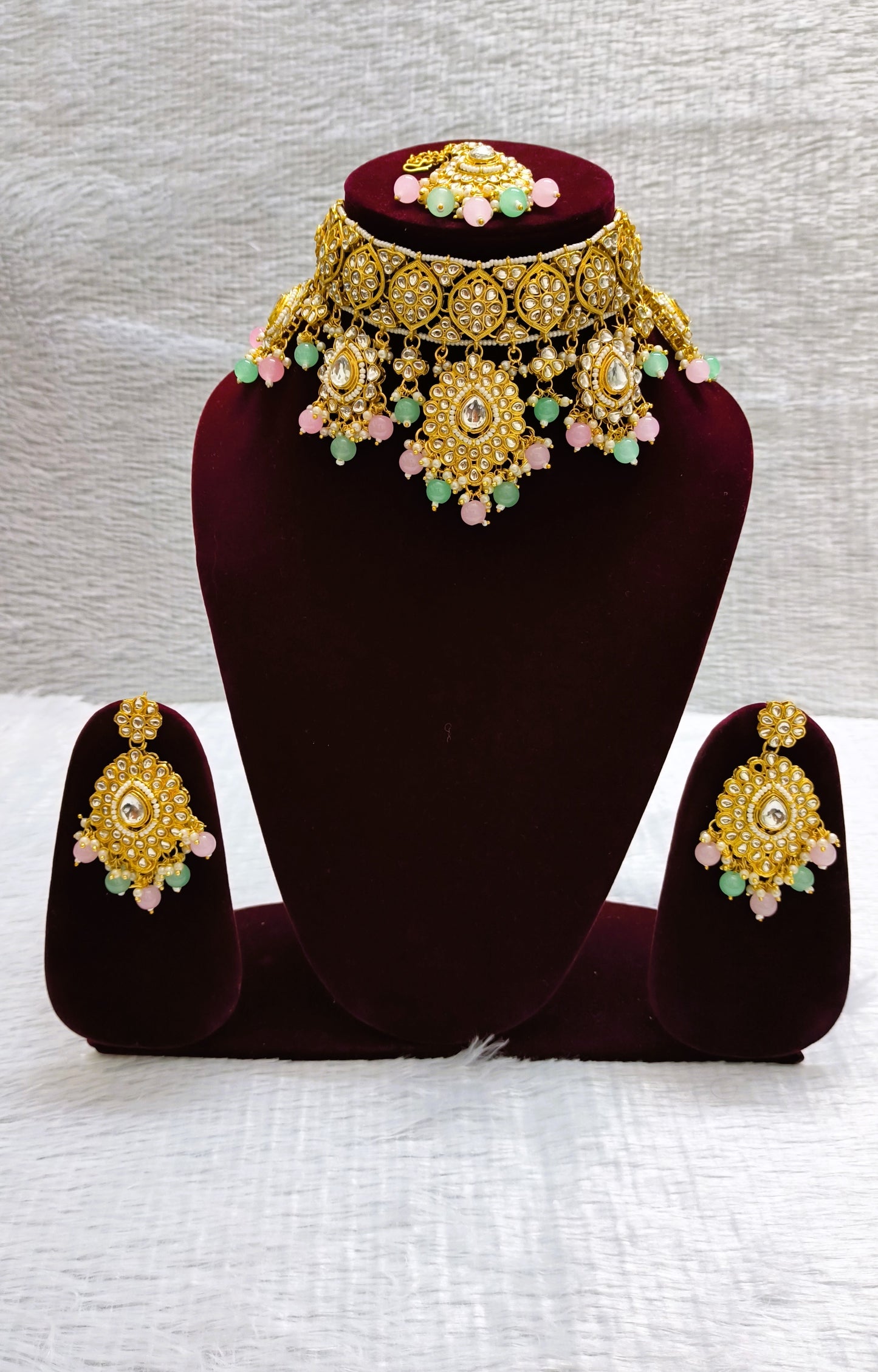 Beautiful Choker with Kundans and Maangtikka