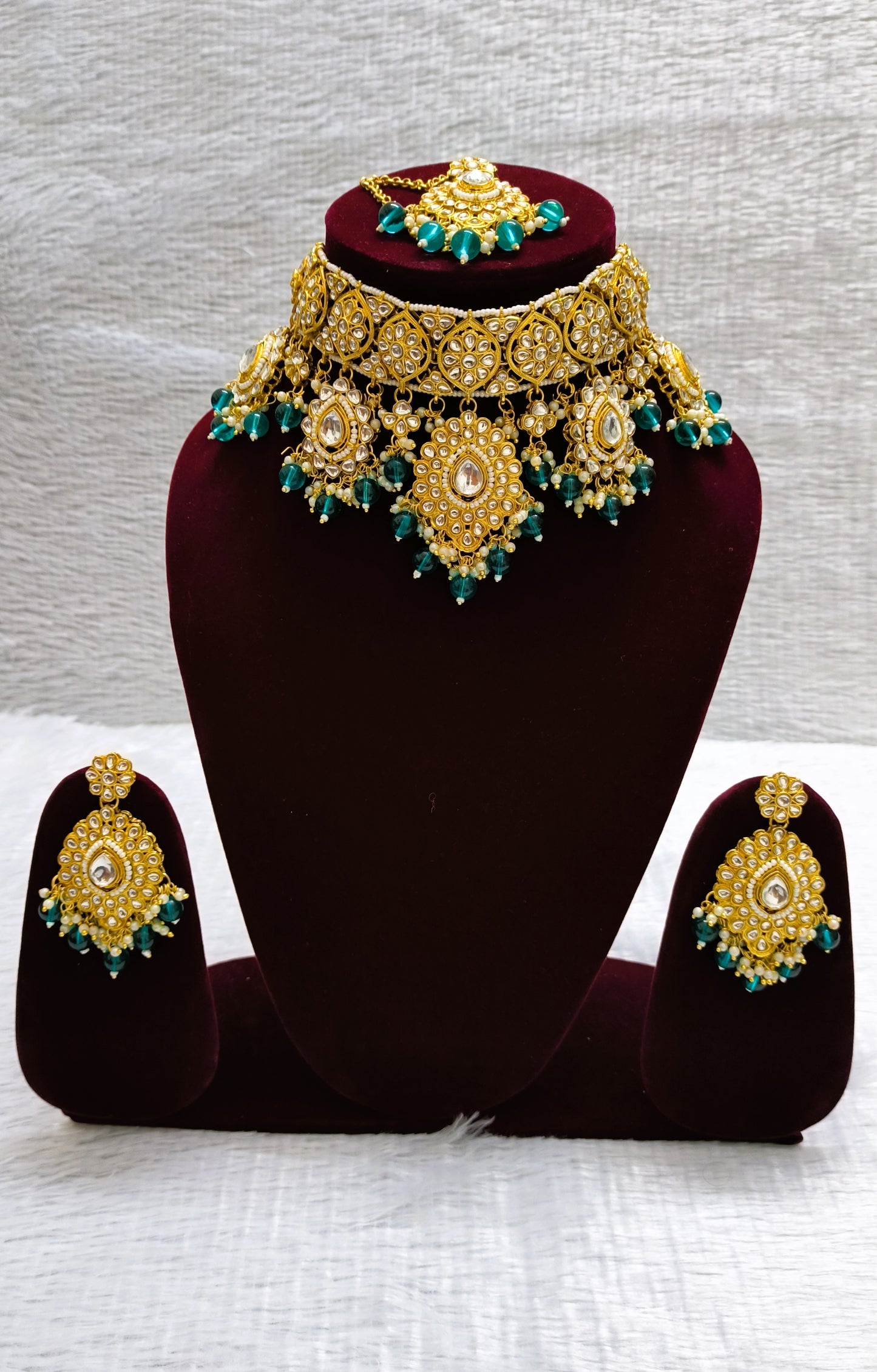 Beautiful Choker with Kundans and Maangtikka