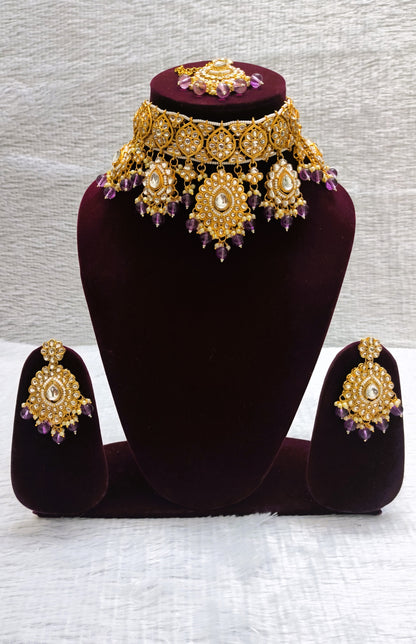 Beautiful Choker with Kundans and Maangtikka